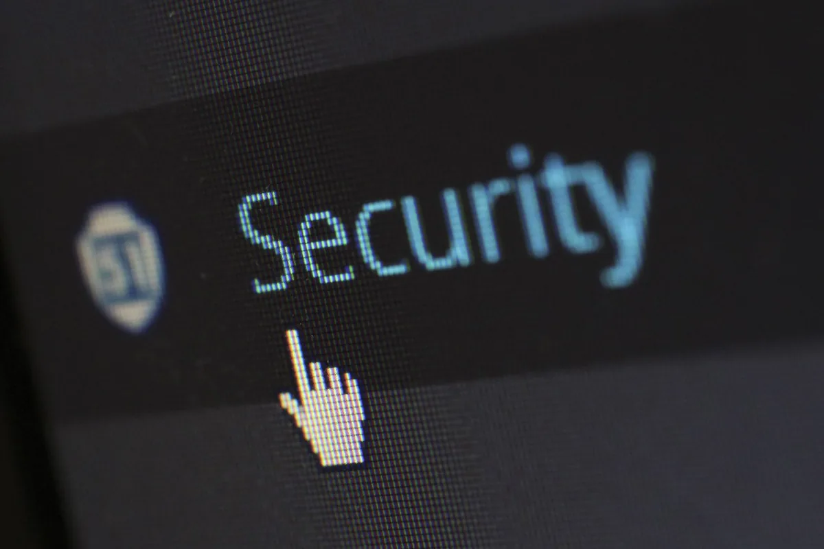 屏幕上的Security安全提示，配合账号安全与平台风险专题
